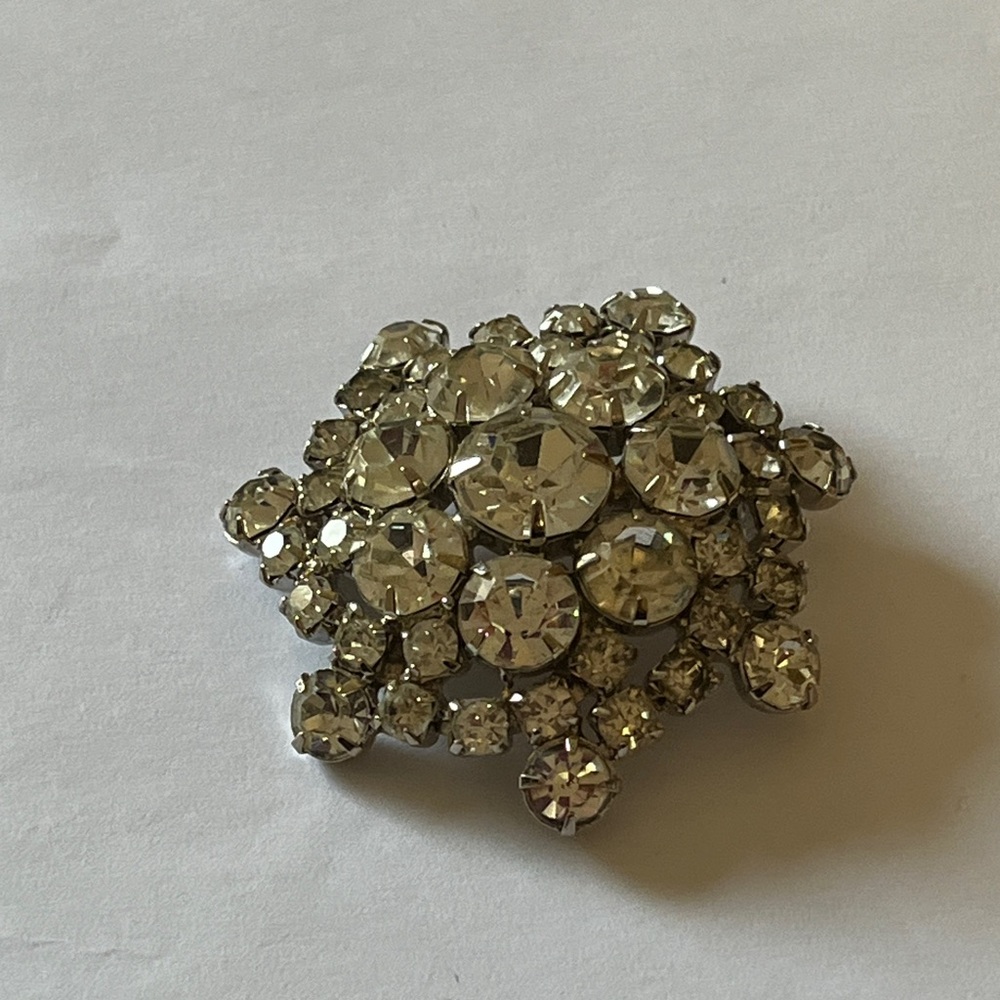 098 vintage glass rhinestone brooch